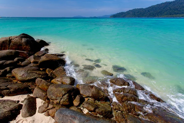 Rocas, mar y cielo azul - Isla Lipe Tailandia — Foto de Stock