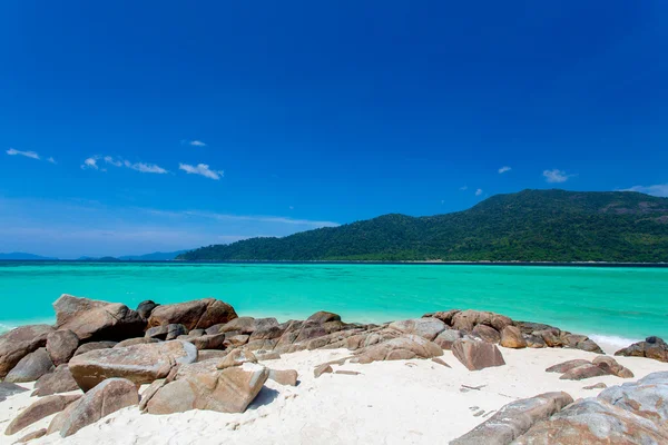 Rotsen, zee en blue sky - lipe eiland thailand — Stockfoto