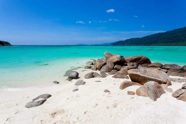 Rotsen, zee en blue sky - lipe eiland thailand — Stockfoto