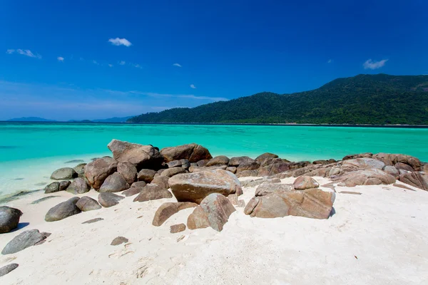 Rocce, mare e cielo blu - Isola di Lipe Thailandia — Foto Stock