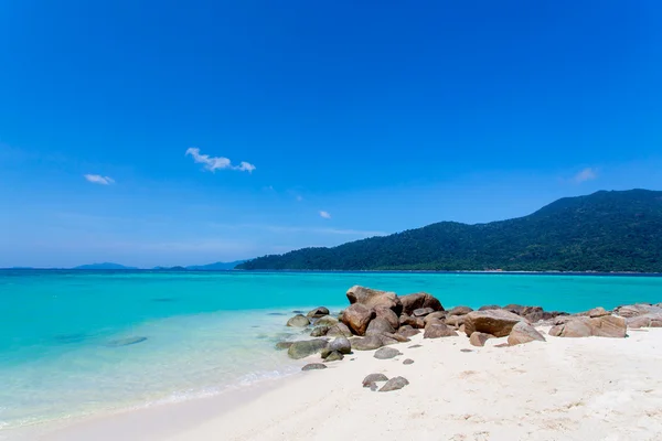 Rotsen, zee en blue sky - lipe eiland thailand — Stockfoto