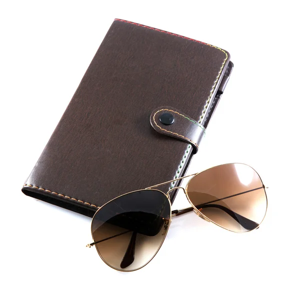 棕色笔记本带着太阳眼镜 — 图库照片