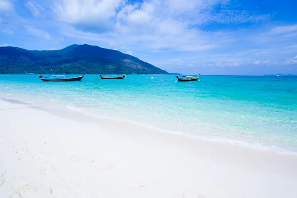 Playa y mar tropical —  Fotos de Stock