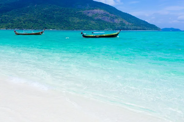 Spiaggia e mare tropicale — Foto Stock