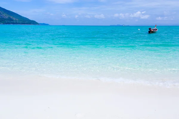 Playa y mar tropical — Foto de Stock