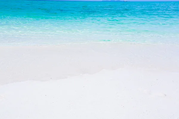 Spiaggia e mare tropicale — Foto Stock