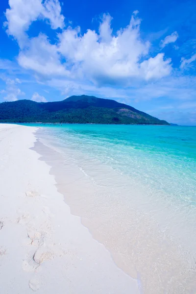 Strand und tropisches Meer — Stockfoto