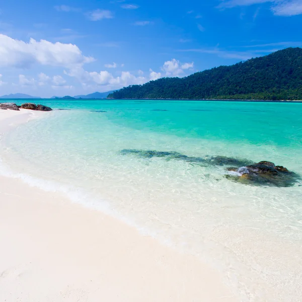 Praia e mar tropical — Fotografia de Stock