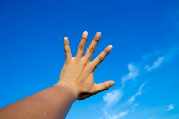 Мбаппе в голубом небе — стоковое фото