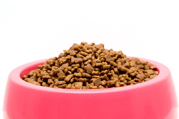 Comida seca para gatos en cuenco rosa aislado en blanco —  Fotos de Stock
