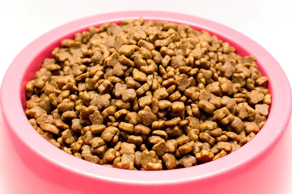 Dry cat food in pink bowl isolated on white — Stock Photo, Image