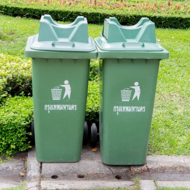 Parktaki çöp kutusu.