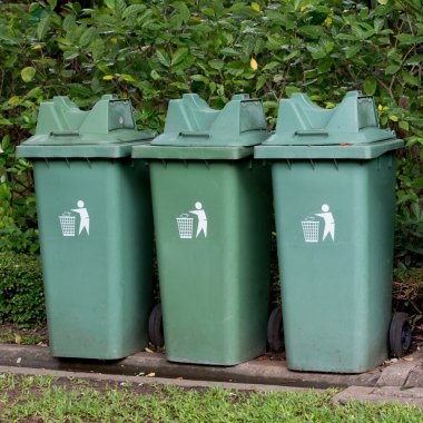 Parktaki çöp kutusu.