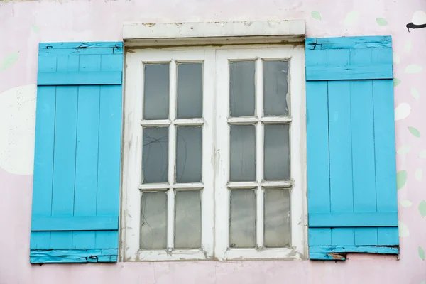 Niebieskie i białe okna — Zdjęcie stockowe