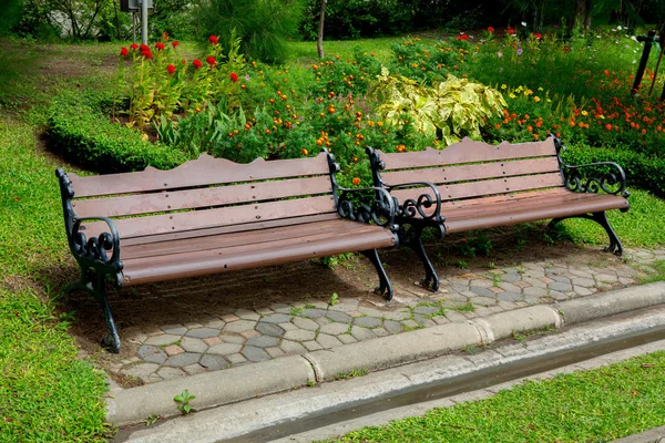 Bench in the  parkark — Stock Photo, Image