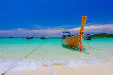 Bundhaya sahilinde uzun kuyruklu tekne Koh LIPE Tayland