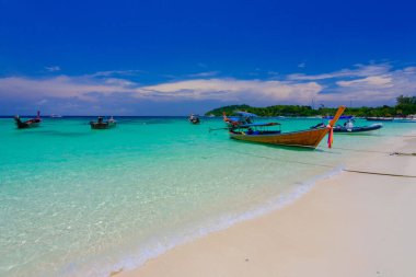 Bundhaya sahilinde uzun kuyruklu tekne Koh LIPE Tayland