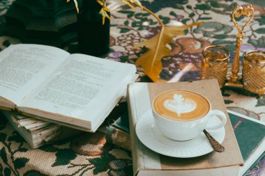 Masanın üzerinde bir fincan kahve ve defter filtresi.