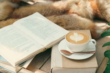 Masanın üzerinde bir fincan kahve ve defter filtresi.