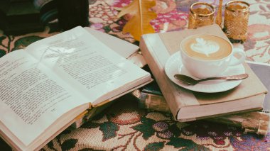 Masanın üzerinde bir fincan kahve ve defter filtresi.