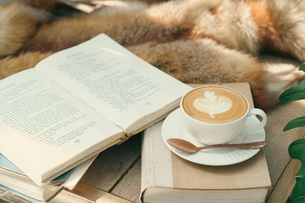 Masanın üzerinde bir fincan kahve ve defter filtresi.