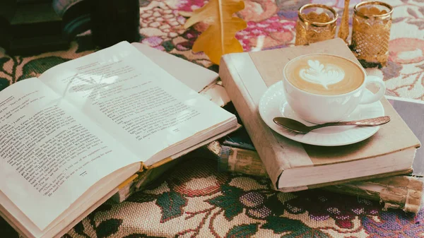 Masanın üzerinde bir fincan kahve ve defter filtresi.