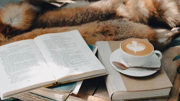 Masanın üzerinde bir fincan kahve ve defter filtresi.