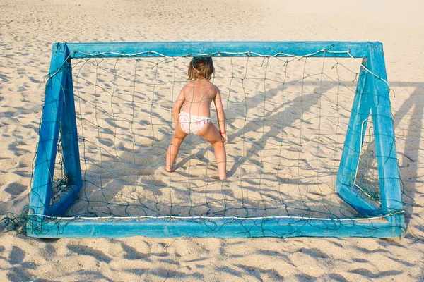 女孩踢沙滩足球 — 图库照片