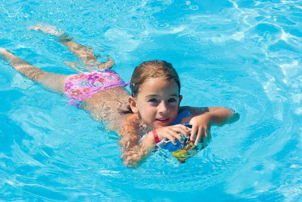 Fille dans la piscine — Photo