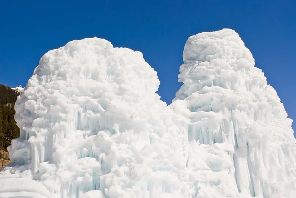 在蓝色天空的背景上的冰雕 — 图库照片