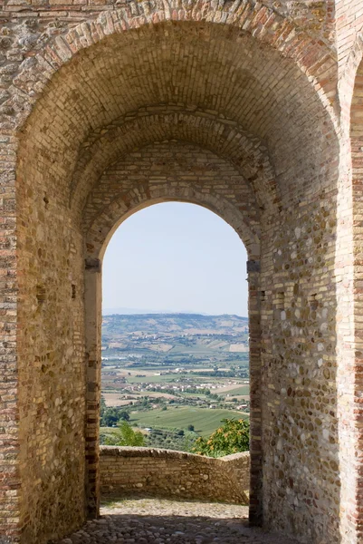 Landscape through an arch — Stock Photo, Image