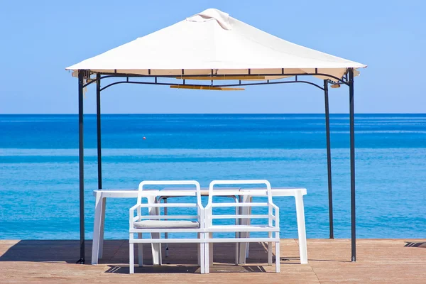 Wooden platform on the beach — Stock Photo, Image