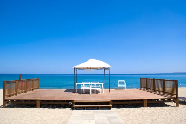 Wooden platform on the beach — Stock Photo, Image