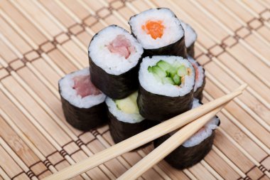 yemek çubukları ve suşi bambu hasır üzerinde