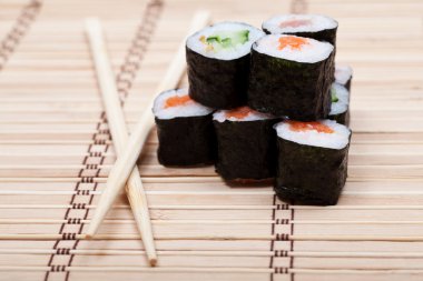 Bambu hasır üzerinde lezzetli sushi