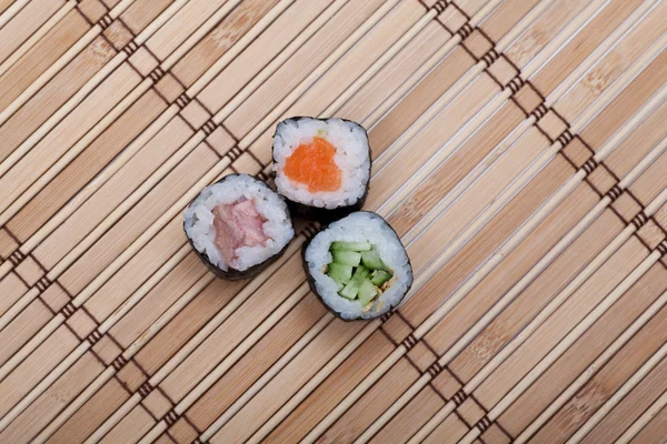 Close up rolo de sushi no tapete de bambu — Fotografia de Stock