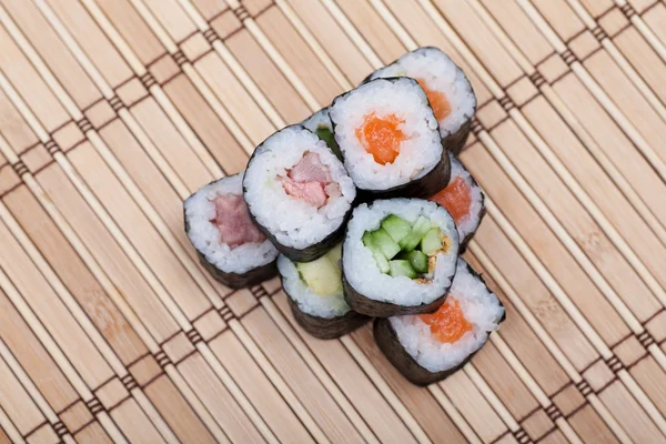 Close up rolo de sushi no tapete de bambu — Fotografia de Stock