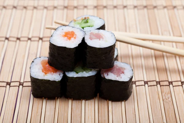 Sushi ingesteld op bamboe mat — Stockfoto