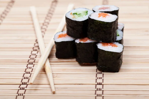 Delicioso sushi no tapete de bambu — Fotografia de Stock