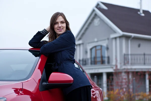 Hermosa chica cerca del coche — Foto de Stock