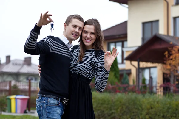 Giovane famiglia con le chiavi sulla nuova casa Foto Stock Royalty Free