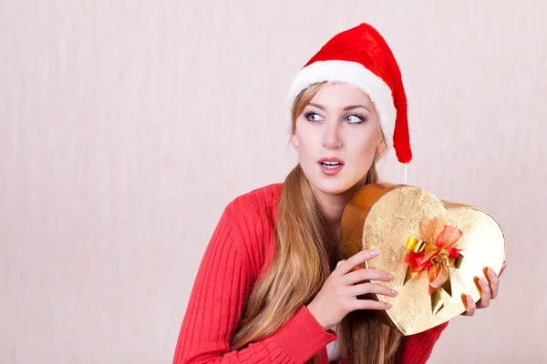 Femme portant le chapeau du Père Noël — Photo