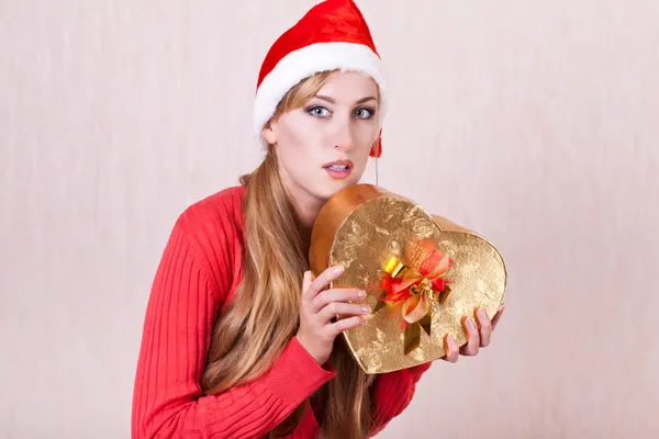 Femme en santa claus chapeau avec boîte cadeau — Photo