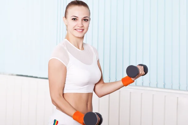 Fitness-Frau trainiert mit freien Gewichten — Stockfoto