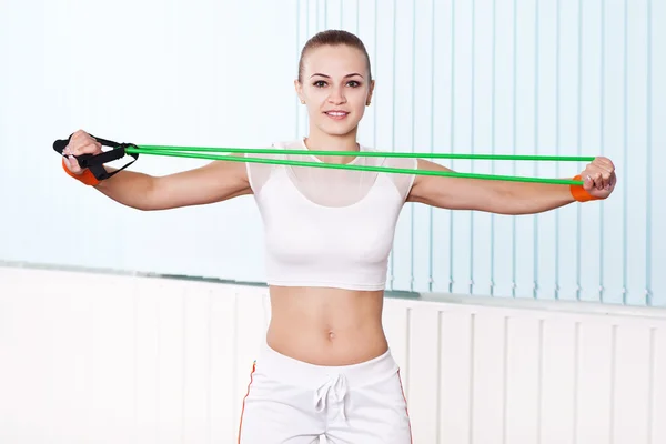 Schöne lächelnde Fitness-Frau mit Widerstandserweiterung — Stockfoto