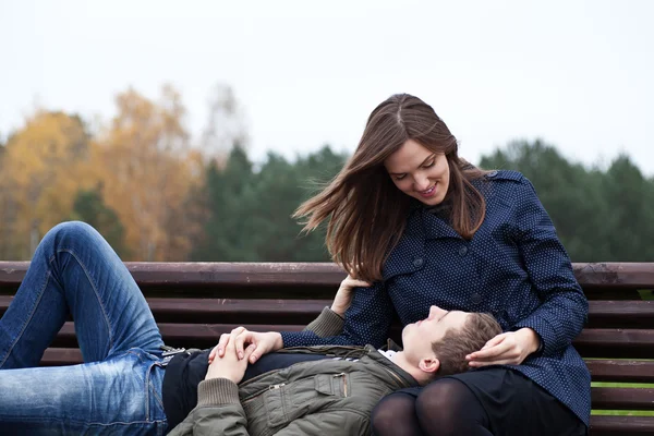 Man lying in lap of young woman — Stock Photo, Image