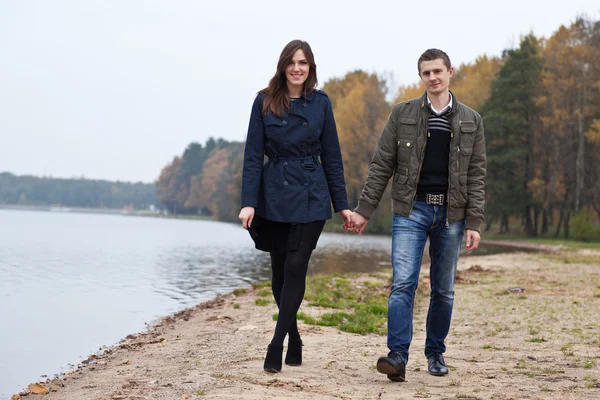 Jeune couple marchant sur le lac — Photo