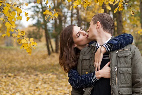 Young girl and boy kissing — Stock Photo, Image
