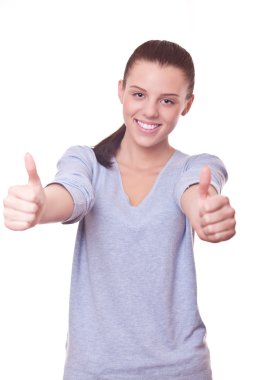 başparmak yukarıya üstünde iki el ile gülümseyen güzel kadın