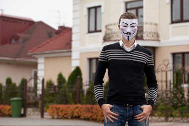 hacker'maskeli üye anonim poz sayısı